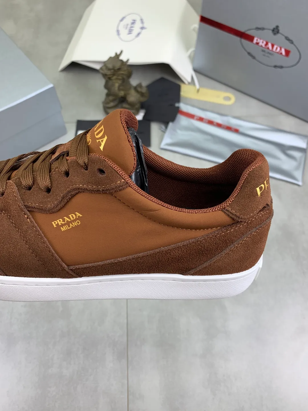 Men's shoes 💰P560💰[New model] The top version is available on the official website, 🆘 The trendy brand (Prada) mainly promotes the popular model, avant-garde and versatile fashionable men's shoes, private version mold opening, cowhide surface splicing 1:1.. Stylish and simple, original imported cowhide lining cowhide feet; the atmosphere and personality are more fashionable, eye-catching and pursuing class. It will subvert the old idea and be a must-have for fashionistas with you! Must keep it for yourself! Tall and comfortable, large and low, high-end quality workmanship. Official website’s new high-end outsole. Size: 38-45. Multiple colors available.